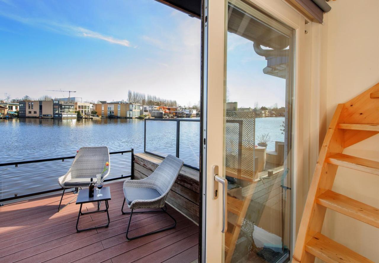 Houseboat Studio With Canalview And Free Bikes Amsterdam Esterno foto