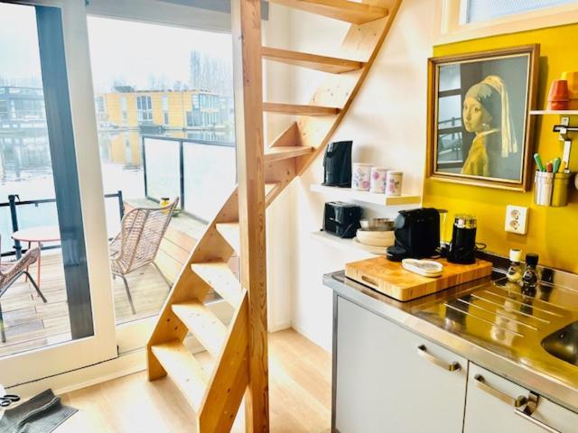 Houseboat Studio With Canalview And Free Bikes Amsterdam Esterno foto